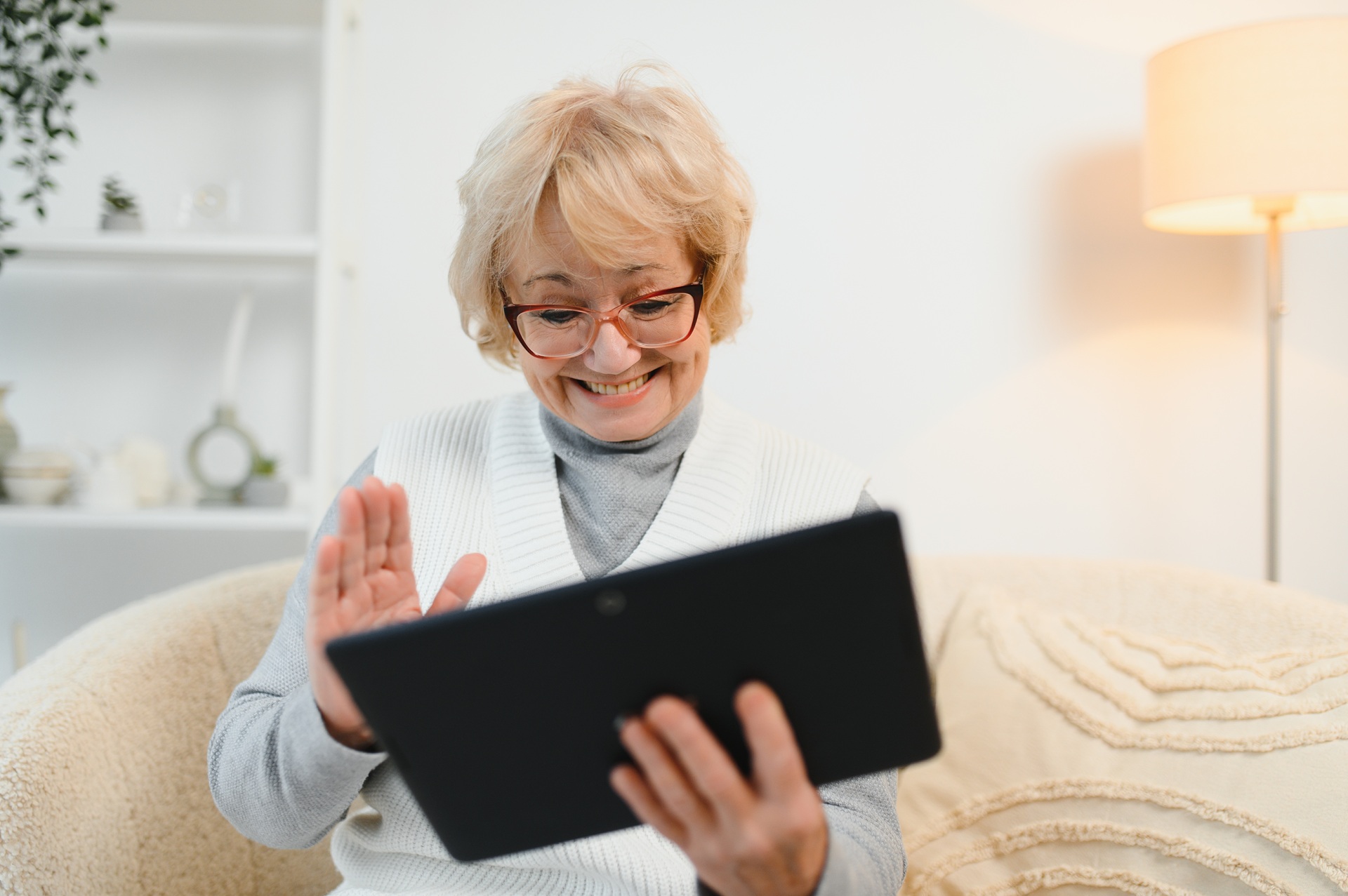 Digitale Teilhabe im Alter | Treppenlift mit Plattform