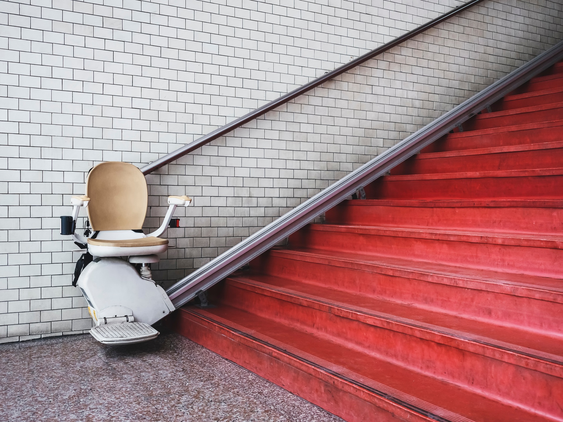 Sitzlösung an Treppe im Gebäude | Treppenlift mit Plattform  