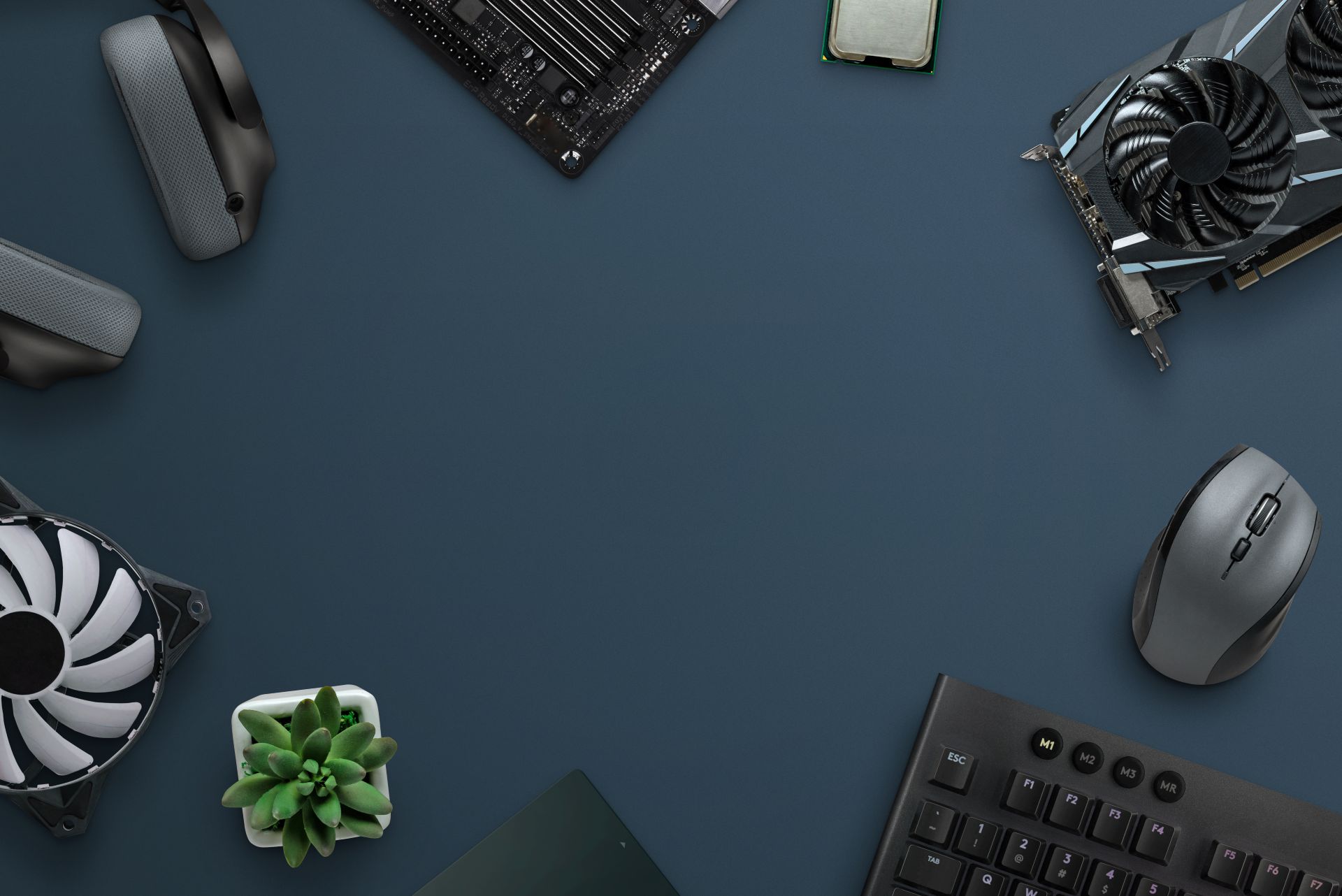 Moderne Gaming-Hardware und Server-Komponenten auf einem minimalistischen Schreibtisch