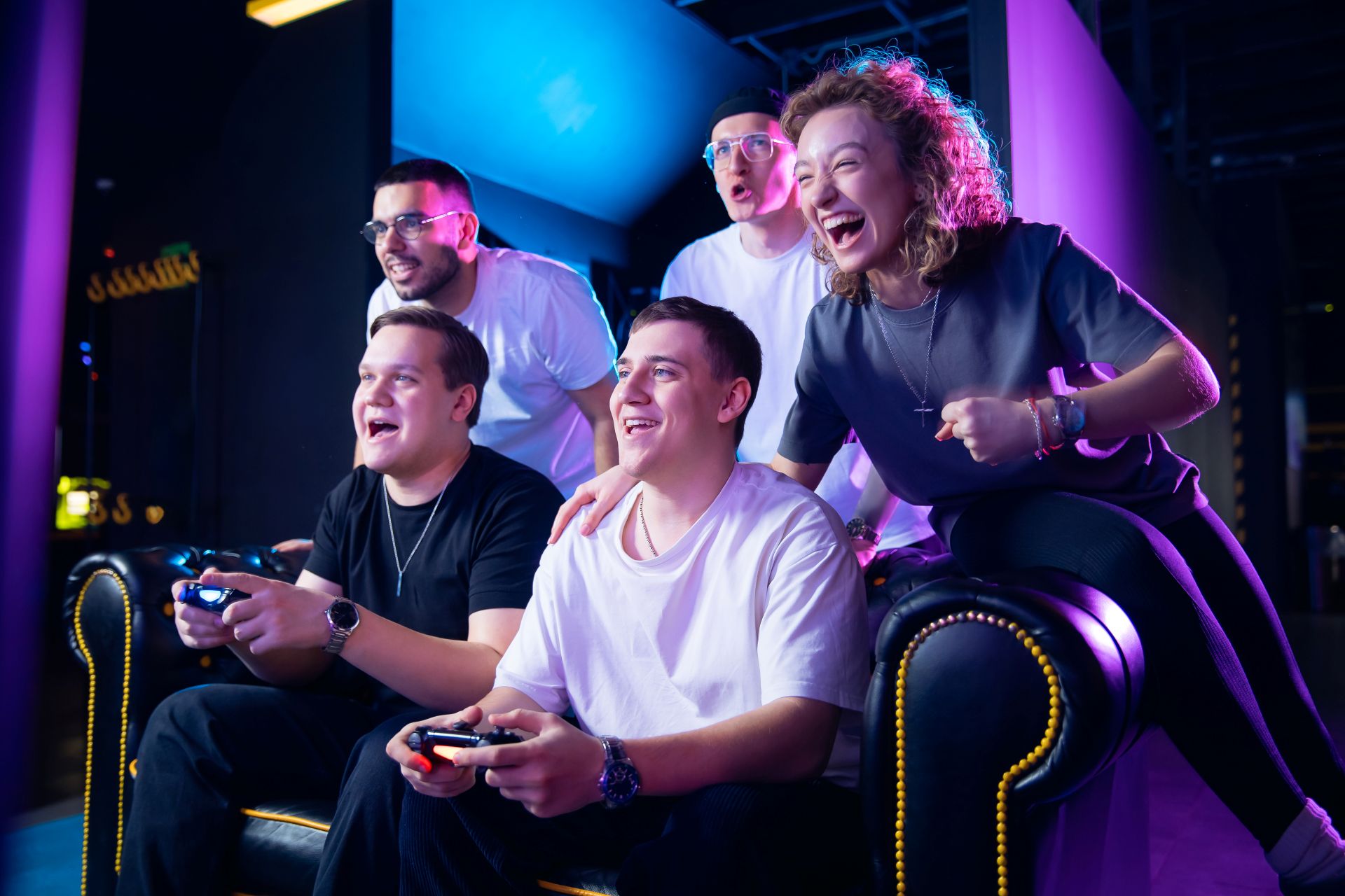 Freundesgruppe beim gemeinsamen Zocken auf einem Multiplayer-Server